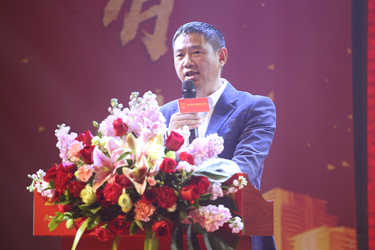 香蕉视频黄版下载安装董事长王洪贵先生2019新年贺词，有你们，奋斗路上不孤单