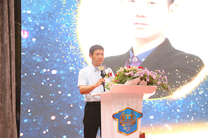 香蕉视频黄版下载安装家具有限公司董事长王洪贵上台致辞